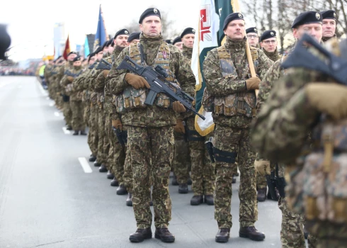 VIDEO: vienā solī ar NATO un Ukrainas aizstāvjiem - Rīgā aizvadīta valsts svētku militārā parāde
