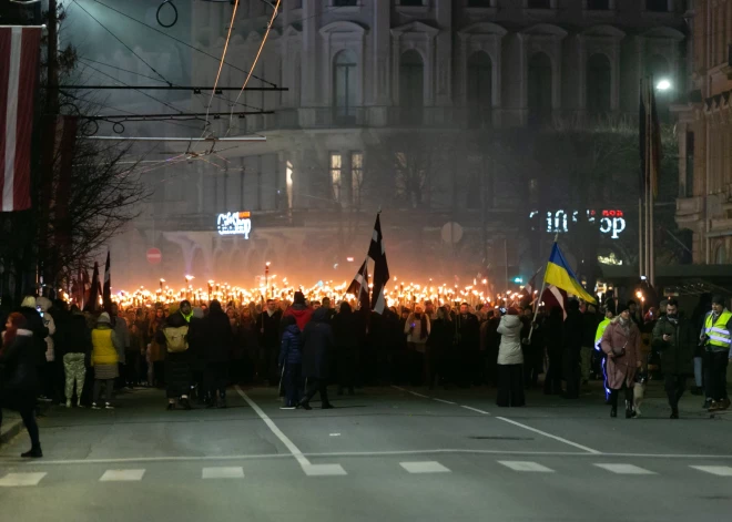 Atzīmējot 18.novembri, ievērojams skaits cilvēku devies lāpu gājienā Rīgā.