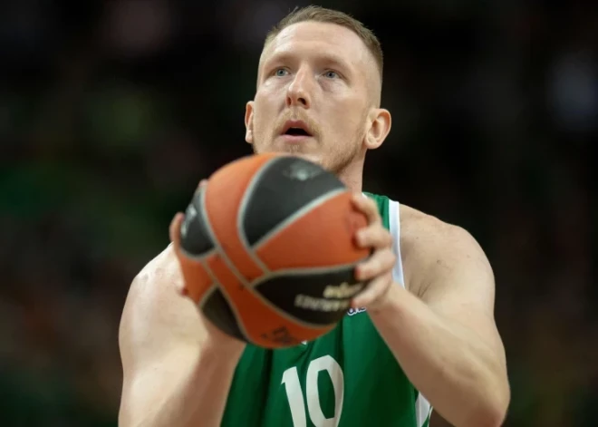 Šmitam "double-double" "Žalgiris" basketbolistu uzvarā Eirolīgas spēlē; Kurucam zaudējums