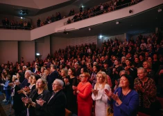 FOTO: ar vētrainām stāvovācijām "Lielajā dzintarā" izskan svētku koncerts