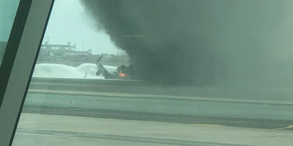 VIDEO: Peru pasažieru lidmašīna uz skrejceļa saskrējusies ar ugusdzēsēju auto