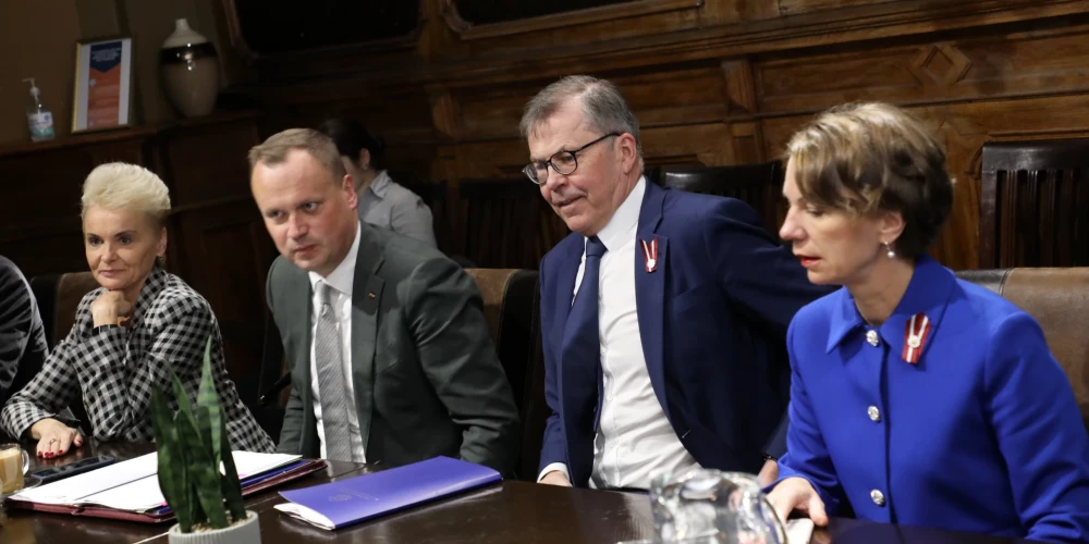 Partijas "Apvienotais saraksts" pārstāvji - Saeimas deputāti Aiva Vīksna (no kreisās), Edgars Tavars, Ministru prezidenta amata kandidāts Uldis Pīlēns un Saeimas deputāte Linda Matisone.