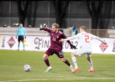 Izlīdzinājumu Latvijas futbola izlases labā panāca Andrejs Cigaņiks (ar bumbu).