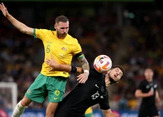 Futbols — starptautiskā draudzības spēle — Austrālija pret Jaunzēlandi — Suncorp stadions, Brisbena, Austrālija — 2022. gada 22. septembris Austrālijas futbolists Mārtins Boils spēlē ar jaunzēlandieti Liberato Cacace.