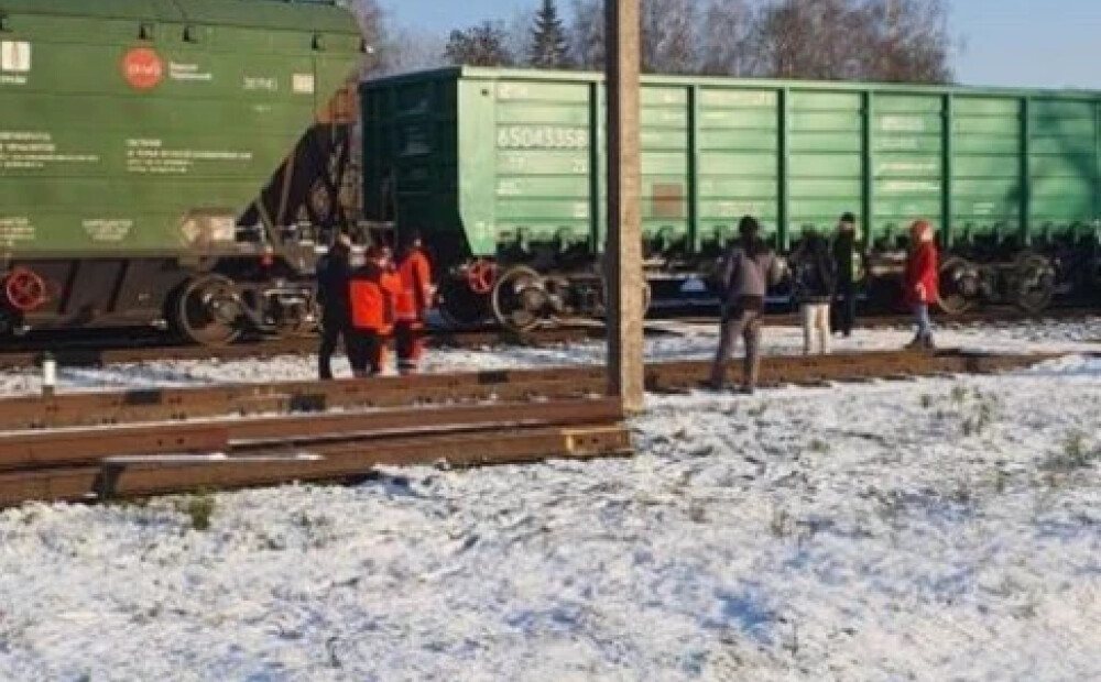 Dobelē zem kravas vilciena gājis bojā cilvēks
