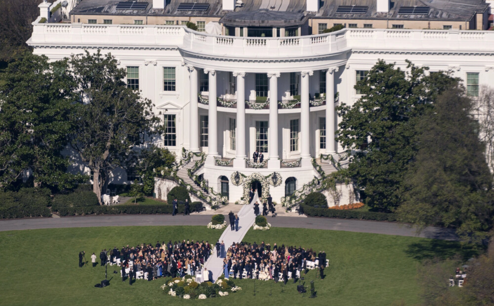 FOTO: Baltajā namā apprecējusies Džo Baidena vecākā mazmeita