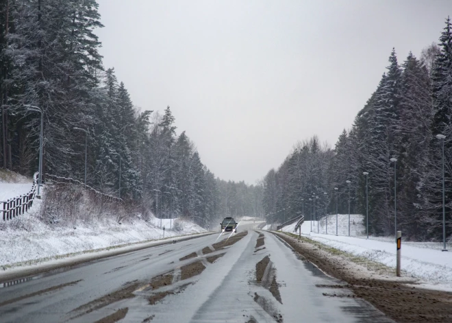 Šorīt apgrūtināti braukšanas apstākļi lielākajā daļā Latvijas