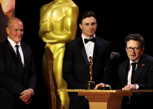За вклад в борьбу с болезнью Паркинсона: актер Майкл Джей Фокс получил специальную премию Американской киноакадемии