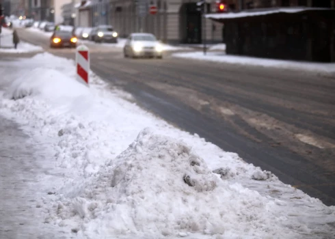 Первый понедельник со снегом на дорогах: на улицах Риги много аварий