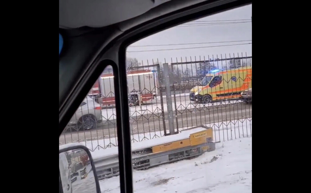 VIDEO: automašīna iebrauc bedrē un pazūd no ceļa virsmas