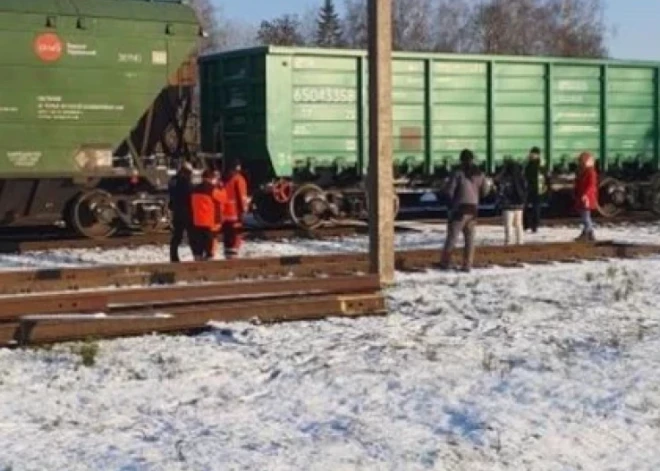 Traģēdija Dobelē: jaunietis šķērsoja sliedes, pār galvu pārvilcis kapuci un klausoties mūziku austiņās