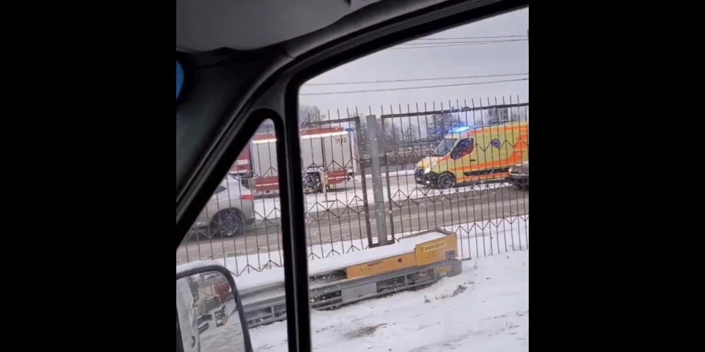 Машина ехала по дороге, на которой проводились ремонтные работы