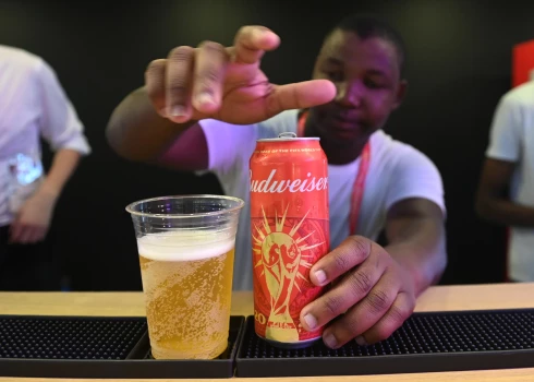 "Budweiser" alus Katarā līst uz nebēdu.