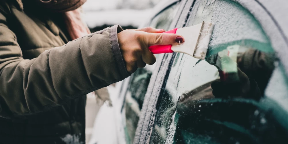 Советы водителям: как защитить лобовое стекло машины от трещин и ...