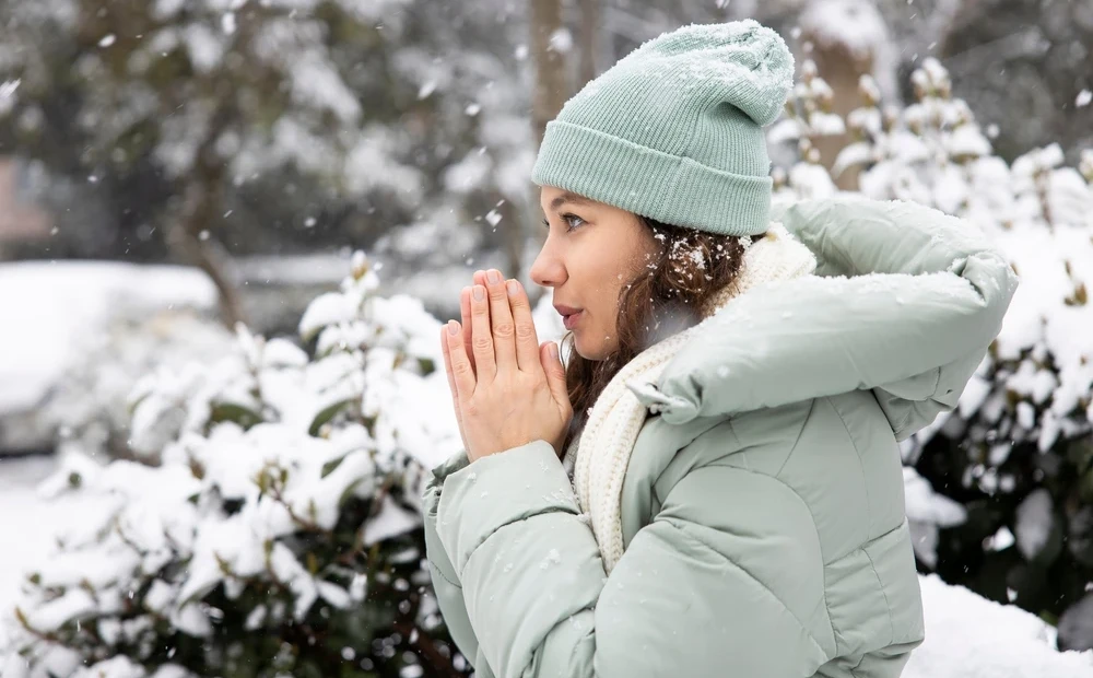 мигрень. головная боль мигрень. человек на улице с головной болью на улице. девушка с головной болью. идет снег болит голова.