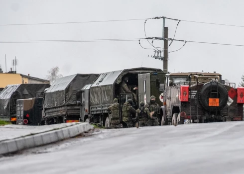 Солдаты польской армии на месте падения ракеты в Польше 16 ноября 2022 года. (Фото: EPA/Scanpix)