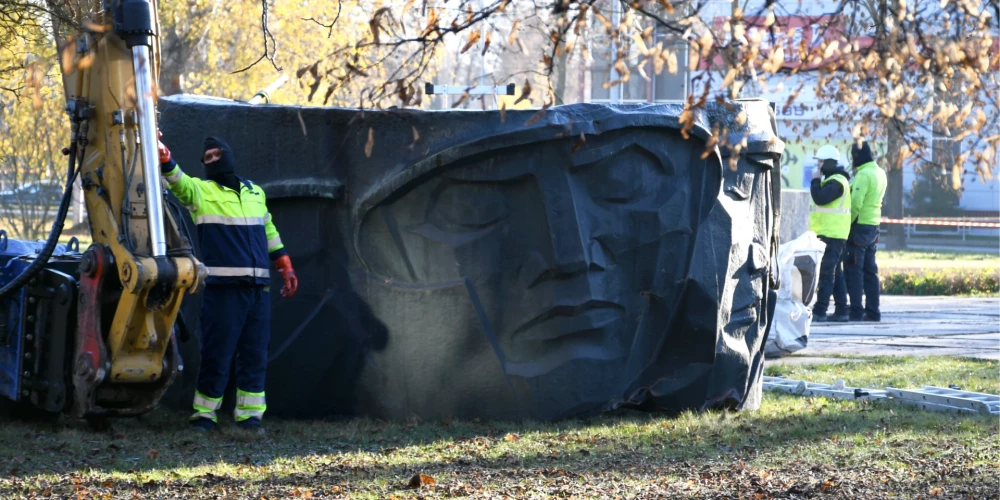 Padomju pieminekļus Daugavpilī nenojauca SIA "Zeļļi Z", kas bija uzvarējusi Daugavpils pašvaldības izsludinātajā iepirkumā.