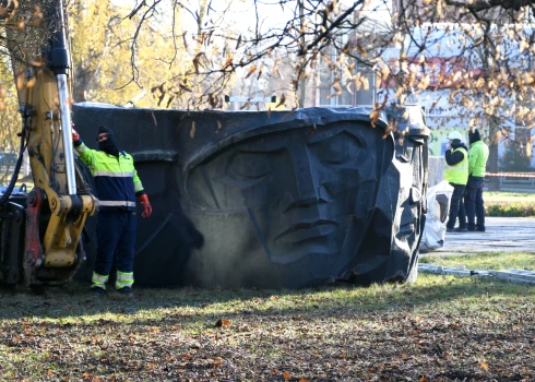 Padomju pieminekļus Daugavpilī nenojauca SIA "Zeļļi Z", kas bija uzvarējusi Daugavpils pašvaldības izsludinātajā iepirkumā.