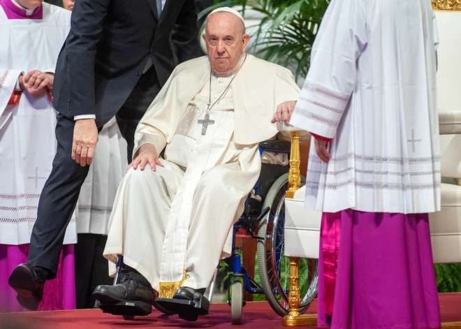 Par pāvesta Franciska ceļgaliem rūpējas Madrides "Atletico" galvenais ārsts. Pacients esot spītīgs