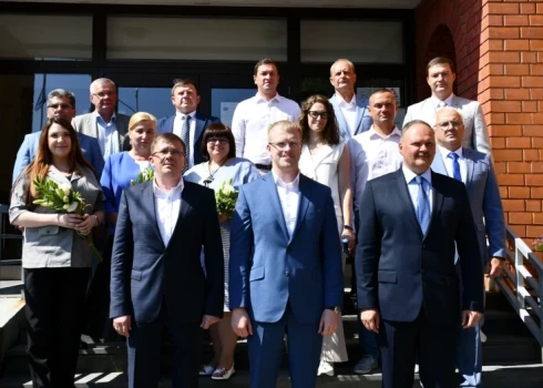 Даугавпилсская городская дума фотографируется после первого заседания в 2021 году (Фото: LETA)