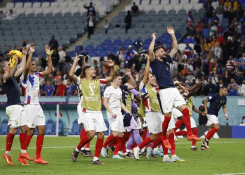Francijas futbolisti pirmie nonāk iedzinējos, tomēr titula aizstāvēšanu sāk ar pārliecinošu uzvaru