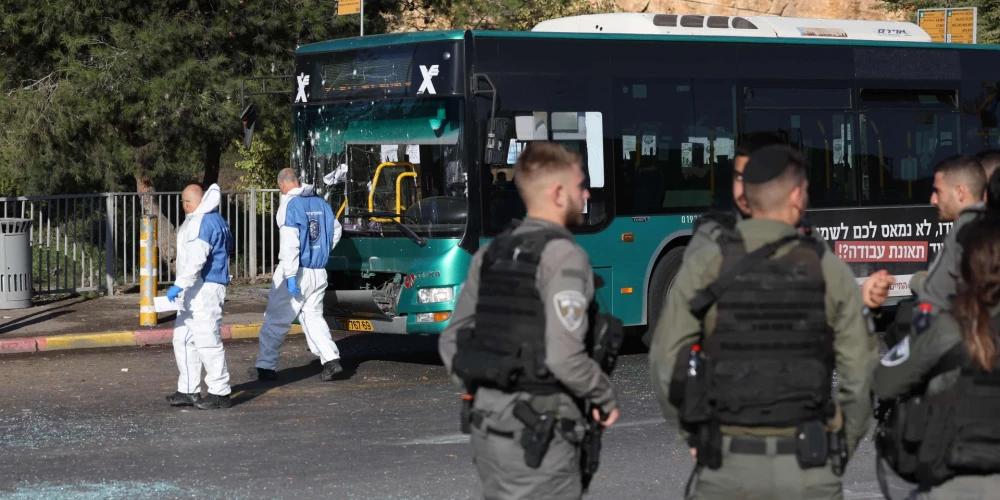 zraēlas drošības spēki un tiesu medicīnas eksperti strādā vietā, kur 2022. gada 23. novembrī notika sprādziens autobusu pieturā Jeruzalemē. - Vismaz viens cilvēks gāja bojā un vēl 15 tika ievainoti divos atsevišķos sprādzienos, kas vērsti pret Jeruzalemes autoostām, drošības un medicīnas darbiniekiem. teica, Izraēlas sabiedriskās drošības ministram tos nodēvējot par "uzbrukumiem". 