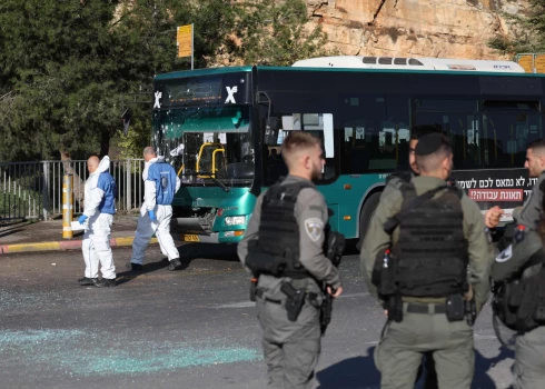 zraēlas drošības spēki un tiesu medicīnas eksperti strādā vietā, kur 2022. gada 23. novembrī notika sprādziens autobusu pieturā Jeruzalemē. - Vismaz viens cilvēks gāja bojā un vēl 15 tika ievainoti divos atsevišķos sprādzienos, kas vērsti pret Jeruzalemes autoostām, drošības un medicīnas darbiniekiem. teica, Izraēlas sabiedriskās drošības ministram tos nodēvējot par "uzbrukumiem". 
