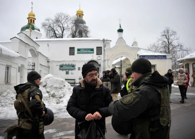 Krievija ievedusi okupētajās Ukrainas teritorijās 52 tūkstošus policistu