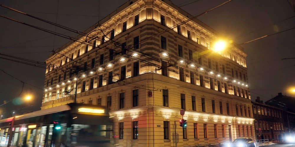 Neraugoties uz energotaupības pasākumiem un elektrības dārdzību, vairāku galvaspilsētas skolu fasāžu dekoratīvais apgaismojums rīdziniekus priecē visu nakti.