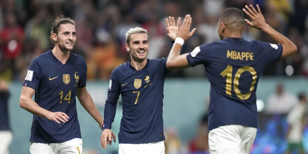 (No kreisās) Adriēns Rabjo, Antuāns Grīzmans un Kilians Mbapē priecājas par vārtu guvumu.