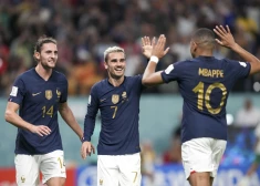 (No kreisās) Adriēns Rabjo, Antuāns Grīzmans un Kilians Mbapē priecājas par vārtu guvumu.