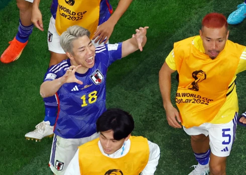 Japāna pārsteidz Vāciju un izcīna sensacionālu uzvaru