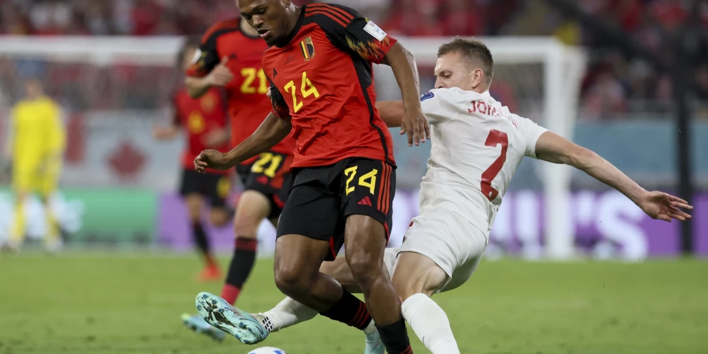 Beļģijas futbolisti svin uzvaru Pasaules kausa finālturnīra spēlē