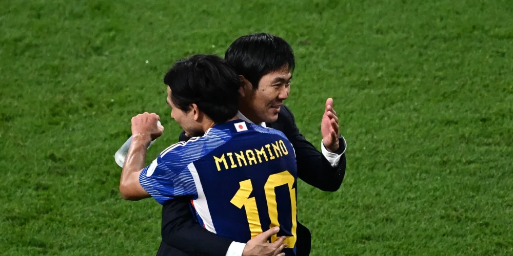 Hadžime Morijasu pēc spēles sveic Takumi Minamino.