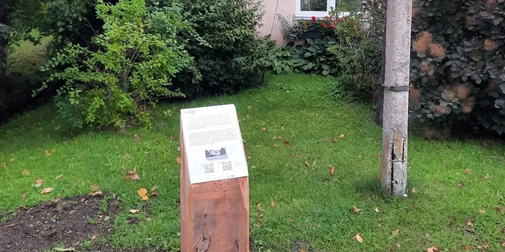 Septembra beigās Ainažos parādījās 30 uz koka stabiņiem pielīmēti teksti tūristiem, kuri čum un mudž gan ar gramatiskām, gan vēsturiskām kļūdām.
