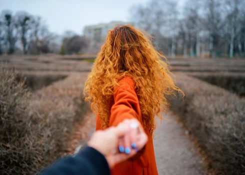 Ir periodi, kad cilvēki satuvinās, un ir dzīves posmi, kad mīļotie iegrimst katrs savā dzīvē – darbā vai hobijos, savstarpēji attālinoties. Lūk, attālināšanās periodā arī mēdz sarosīties fantāzijas.