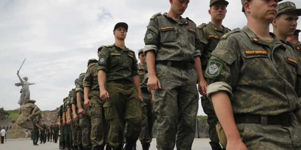 Krievija nosūta karaspēku un mobilizētos uz Ukrainas austrumiem. Uz fronti tiek dzīti pat studenti
