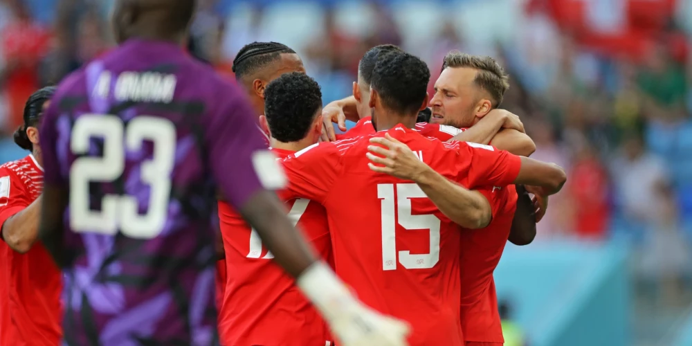 Šveices vīriešu futbola izlase ceturtdien Pasaules kausa finālturnīra G apakšgrupas pirmajā spēlē ar rezultātu 1:0 (0:0) uzvarēja Kamerūnas valstsvienību.