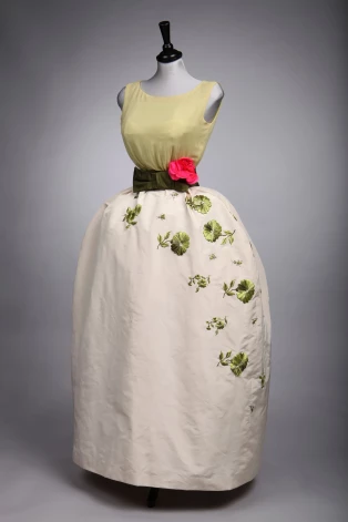 Holivudas ikonas Elizabetes Teilores 1961. gada Oskara ceremonijas kleita, kur viņa ieguva Kinoakadēmijas balvu kā labākā aktrise. Kopš 1971. gada tā bija rūpīgi iesaiņota lielā plastmasas čemodānā kopā ar vēl vienpadsmit zvaigznes apģērbiem Londonā.