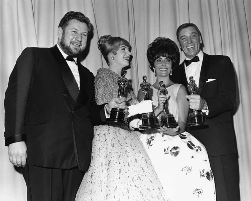 33. ikgadējā Kinoakadēmijas balva. Pīters Ustinovs, Šērlija Džounsa, Elizabete Teilore, Bērts Lankasters 1961. gadā.