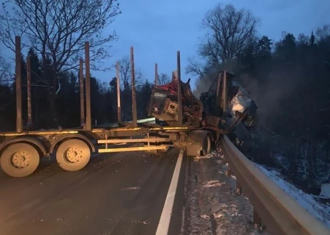 FOTO: Saulkrastu novadā auto sadursmē trīs bojāgājušie, satiksme bloķēta