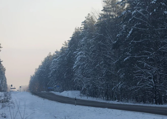 Autovadītājiem jābūt īpaši uzmanīgiem, izvēloties autoceļa seguma stāvoklim atbilstošu braukšanas ātrumu un ievērojot piesardzīgu distanci. 