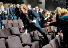 Jestrs video: Gada aktieris Kaspars Zvīgulis lec pāri krēsliem. Taču - kādēļ viņš aizgāja no teātra?