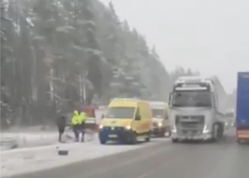 В аварии участвовали грузовик и легковой автомобиль. (Фото: sadursme.lv)