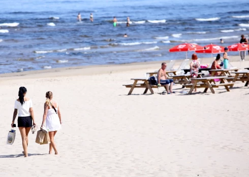 Любите летом отдыхать в Майори? Оказалось, именно там самый грязный пляж в Латвии