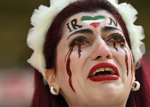 Drosme pagaisusi - fani tribīnēs raud, kamēr Irānas futbolisti dzied himnu