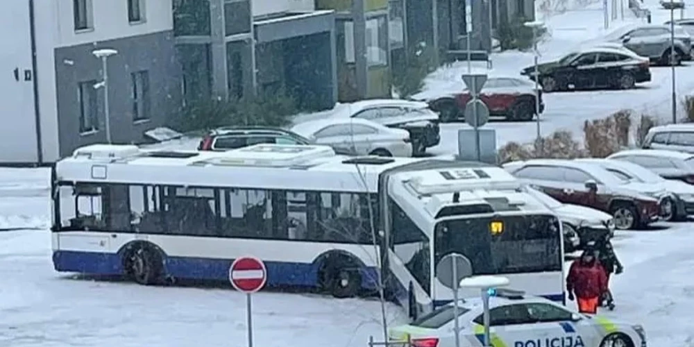 В Дрейлини автобус застрял в жилой зоне