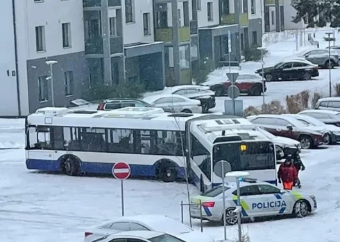 В Дрейлини автобус застрял в жилой зоне