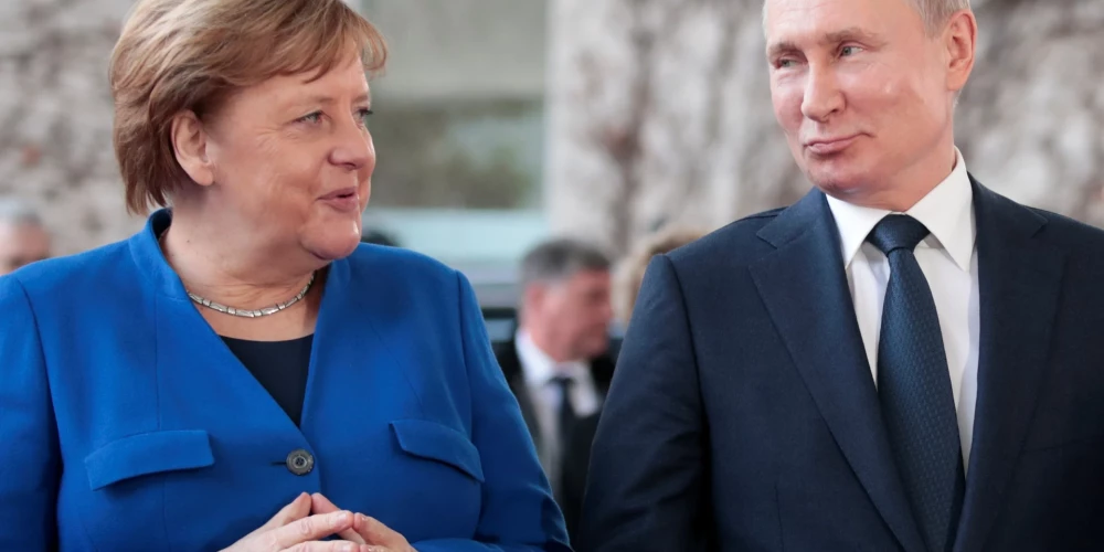 Merkelei neesot bijusi tāda vara, lai ietekmētu Putinu