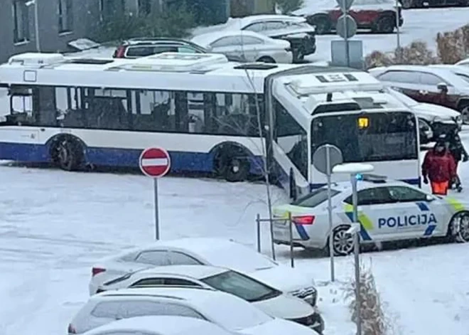 Dzīvojamo māju rajonā Dreiliņos iestrēgst "Rīgas satiksmes" 51. maršruta autobuss